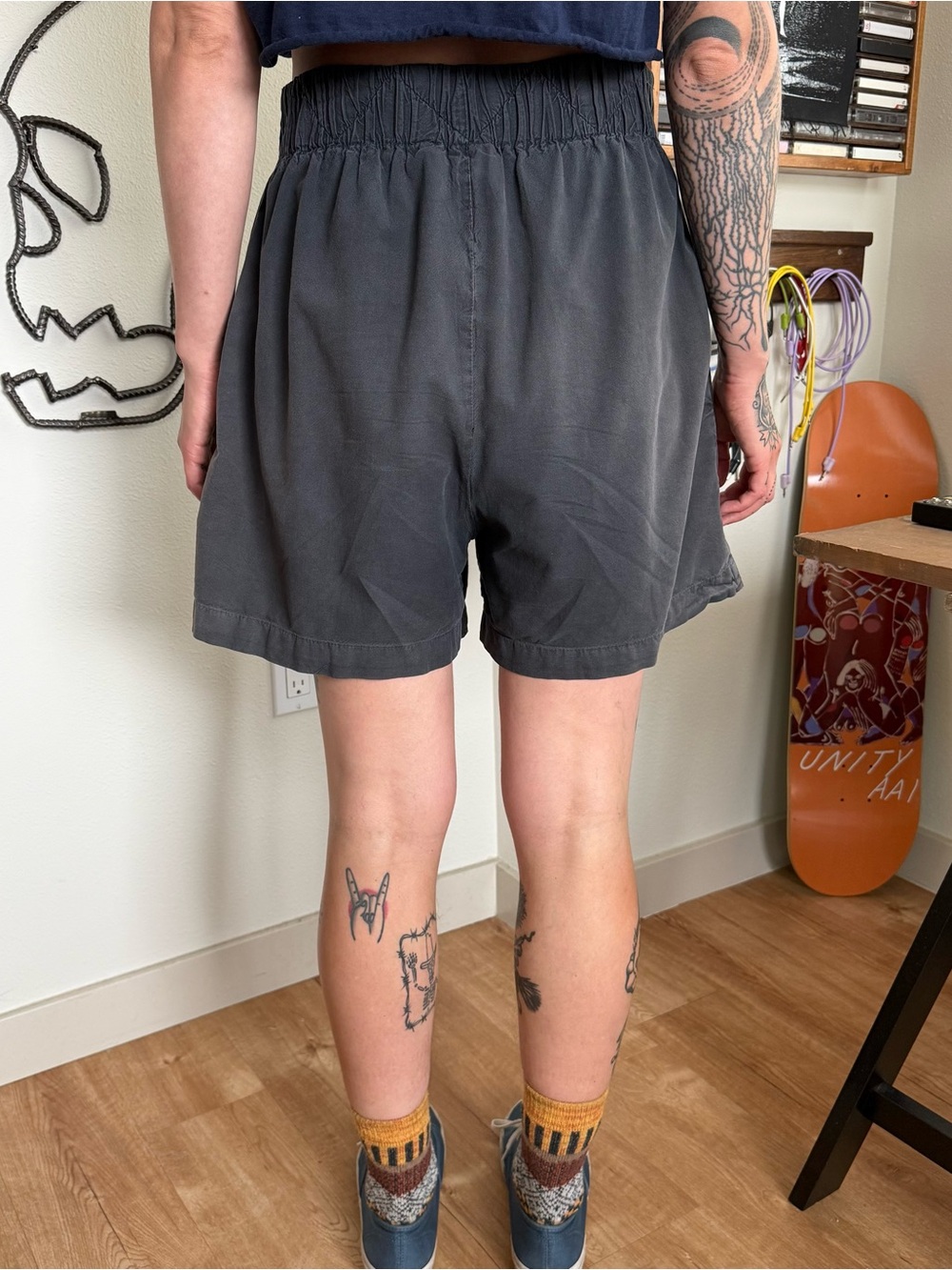 Vintage 90s Black Cotton High Waisted Pleated Paperbag Shorts ~ Size Medium - Picture 4 of 9